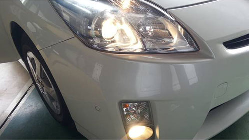 中京自動車整備が提供するプリウス教習車（ライト点灯）